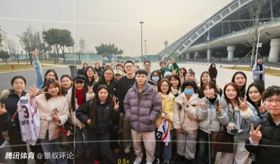 杜锋为两大弟子全明星拉票！社媒晒胡明轩徐杰满足成都球迷合照