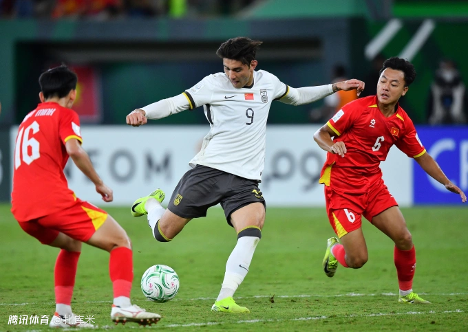 越媒：中国队首发+技战术踢法赛前才对全队公布，这让越南队猝不及防