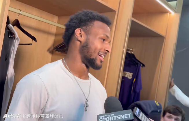 布朗尼：上次和我爸单挑他在家里打碎了一块篮板 就是因为我赢了