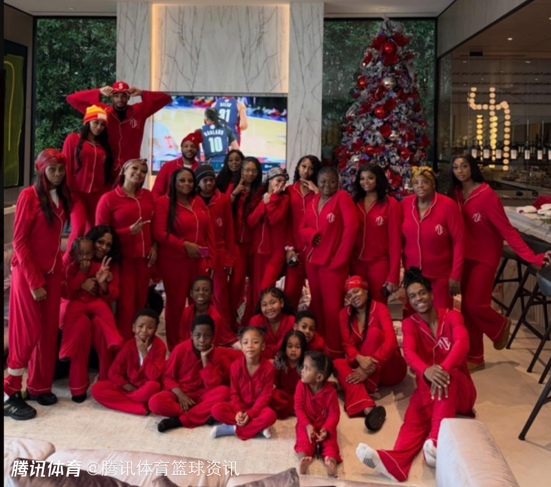 人数多达27人！德章泰-穆雷晒与家人合照 LV香奈儿等礼物堆到满地都是