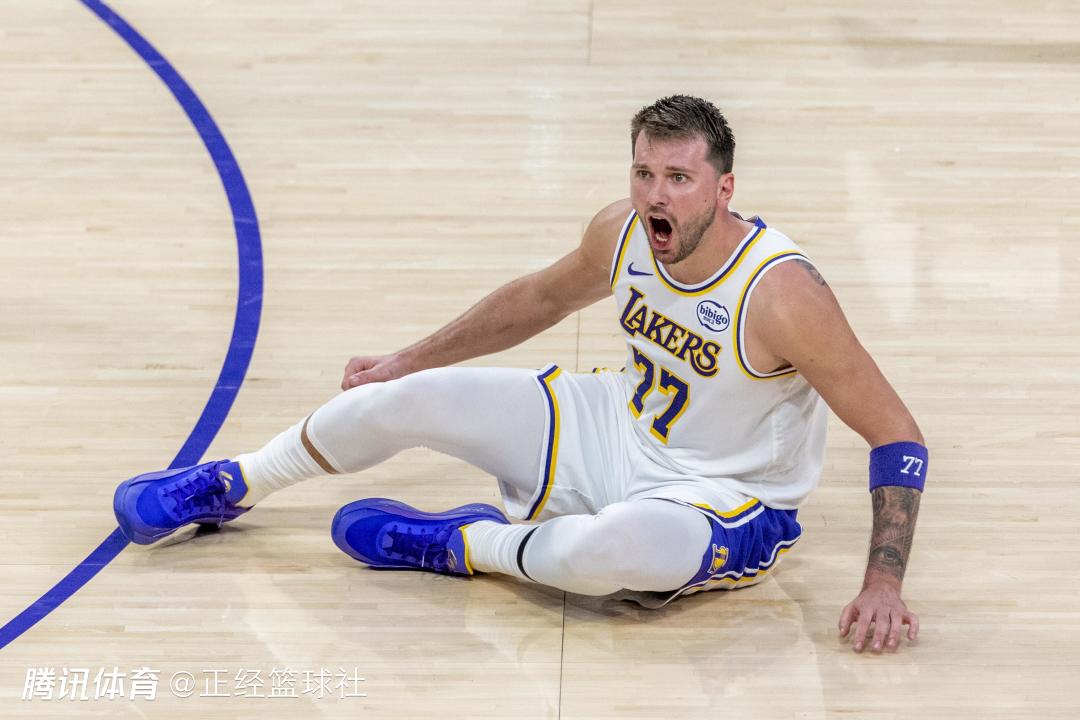 东契奇遭美媒发文控诉：球球摊手抱怨裁判 情绪管理失控正在伤害湖人