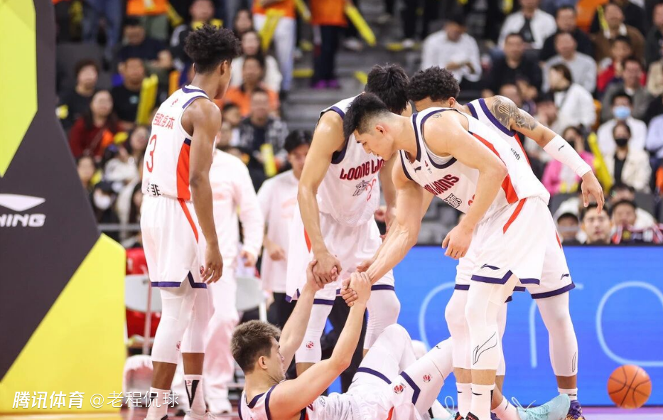 郭艾伦英雄迟暮8中3投出三不沾 关键两防成最后倔强