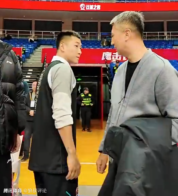 关注度拉满！郭士强现身CBA齐鲁德比 赛前与高诗岩热聊引关注