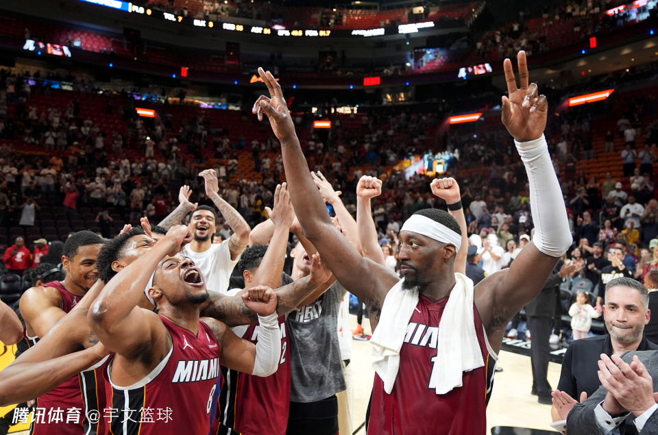 全美热搜第一！阿德巴约83分发声致敬科比 女友现场拥抱献吻詹姆斯送祝福