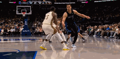 全场狂嘘！追梦防守时肘击鲍威尔 被吹罚一级恶意犯规