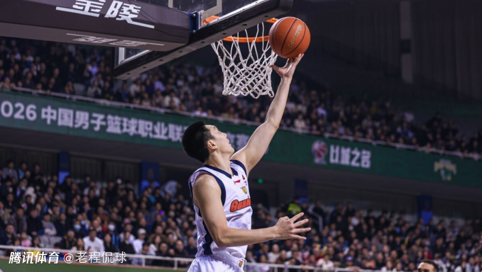 胡明轩砍14分心情不错？赛后进直播间给贺希宁刷跑车