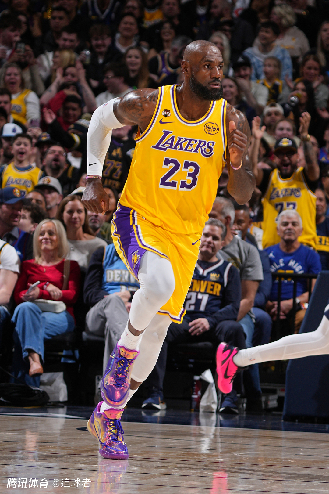 又遭里程悲！詹姆斯16+8+5加冕历史进球王 磕到手肘苦吞败仗