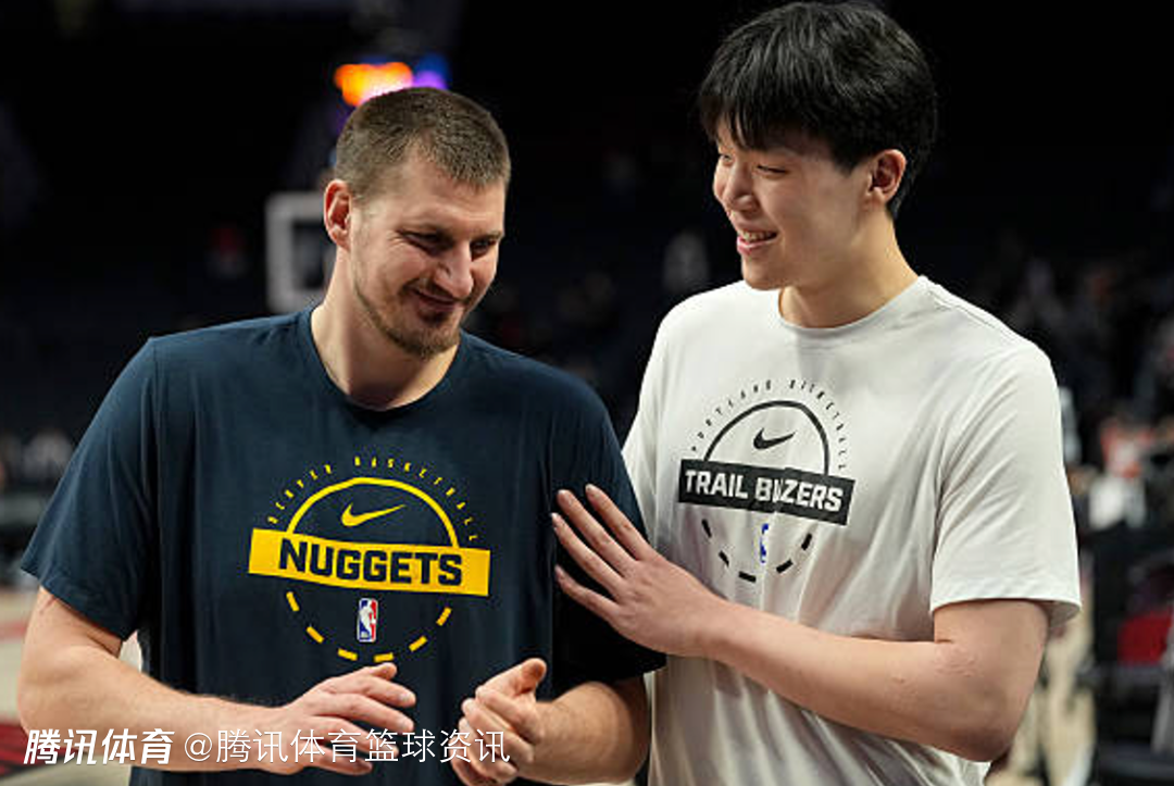 终于见到偶像了！杨瀚森在赛前热身结束后 和约基奇进行了长达数分钟的交谈