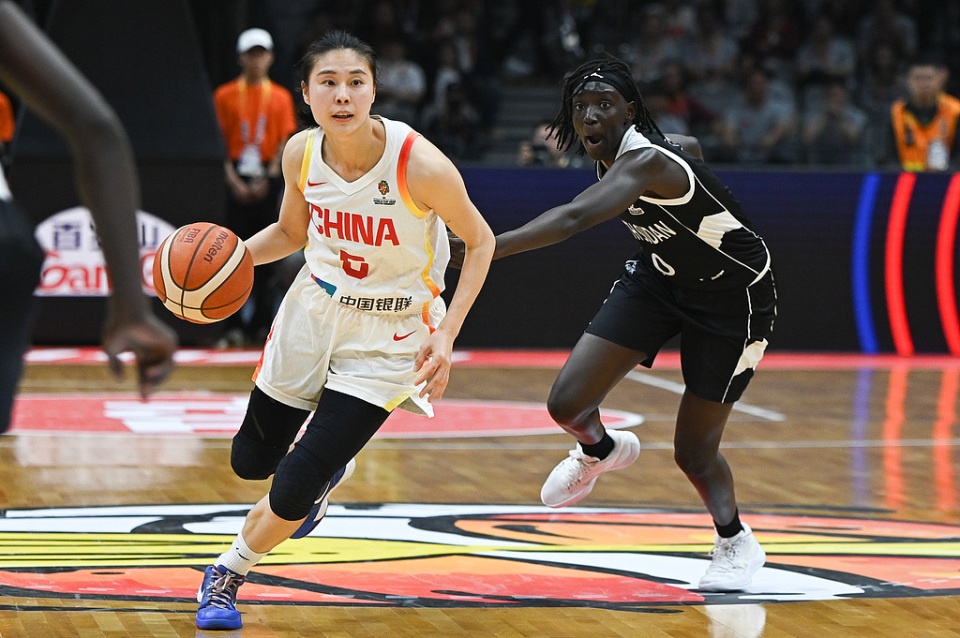又美又飒！王思雨连续两场拯救中国女篮 她已成球队新“一姐”