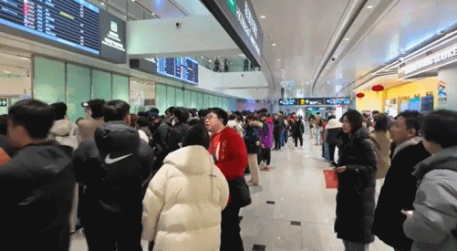 迎接将士们凯旋！球迷们已在机场等候U23国足的飞机抵达