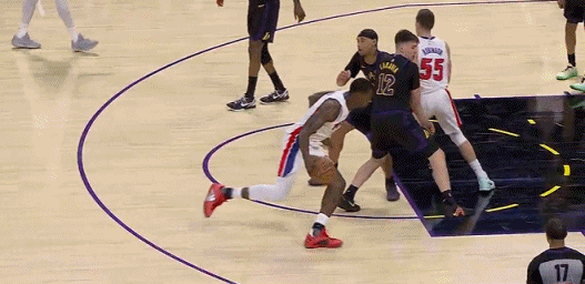 火药味十足！杜伦肘击拉拉维亚头部 吃到一级恶犯