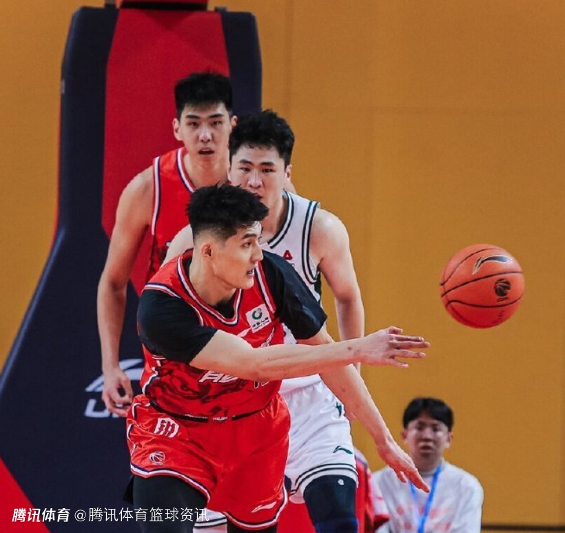 广州男篮官方：李祥波左膝盖关节骨挫伤 需8-10天时间用于伤病恢复