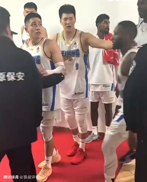 山西现场球迷对北京球员吐口水引热议！陈盈骏妻子怒斥不文明行为