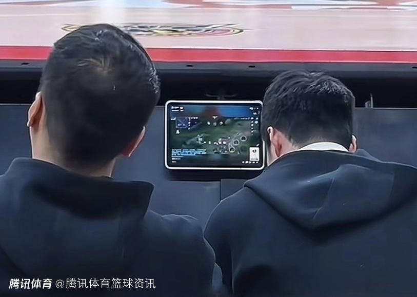 工作人员比赛期间看游戏直播？宁波男篮回应：球员走动时所搭毛巾误触所致