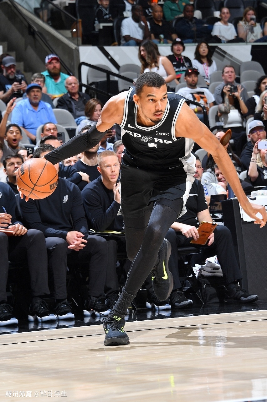 文班38+16+5帽历史第二马刺大胜活塞 福克斯29分坎宁安26+8