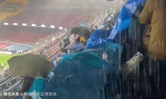 邮报：暴雨中新诺坎普遭“洗礼” 看台多处渗水 记者设备受损