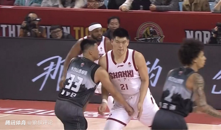 离大谱！曾繁日无球情况下拳击刘传兴下体 被判夺权犯规驱逐离场