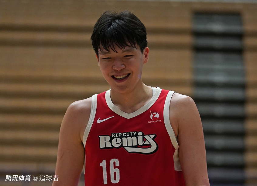 最后10分钟遭弃用！杨瀚森背靠背15+9+5献暴扣 被肘击后下场