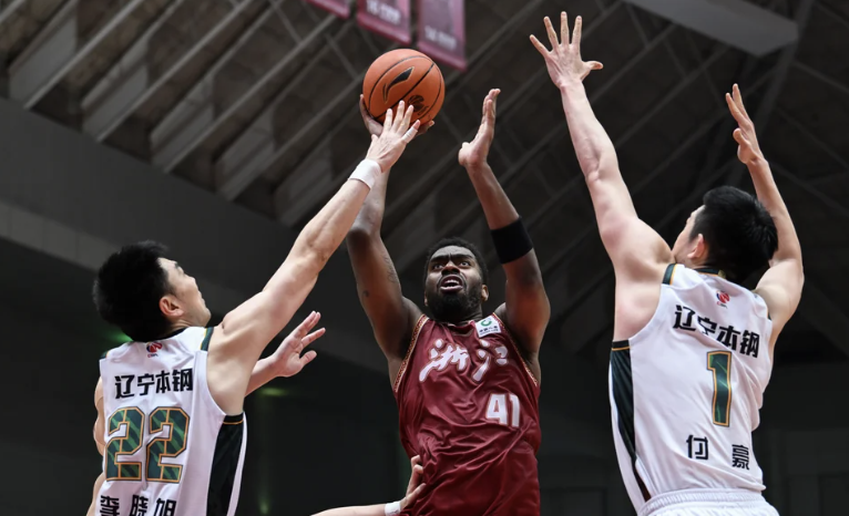 CBA：约翰逊18+16浙江险胜辽宁 程帅澎18分付豪20分