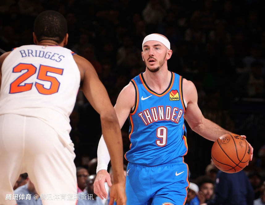 愿无大碍！卡鲁索疑似臀部受伤退出比赛 目前已经返回更衣室