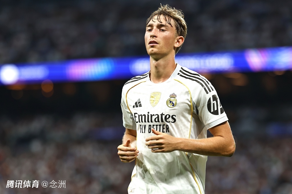 中国球迷在皇马门口举牌抗议！赫伊森看到后开车加速就跑：差点撞到人