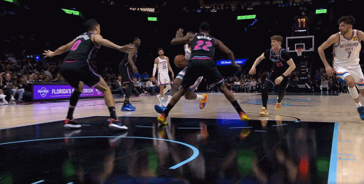 望无大碍！杰威突破疑似遭遇腿筋拉伤 回到更衣室接受治疗