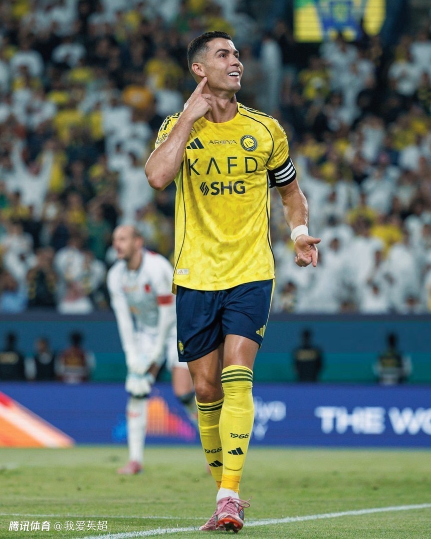 40岁C罗背部折射破门！激动狂奔+SIU庆祝，一整年未戴帽：近15年首次