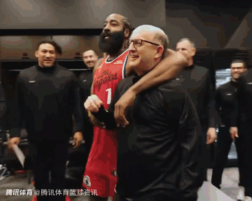 64岁生日快乐！哈登率全队为小范甘迪庆生 唱生日歌还“摸头杀”