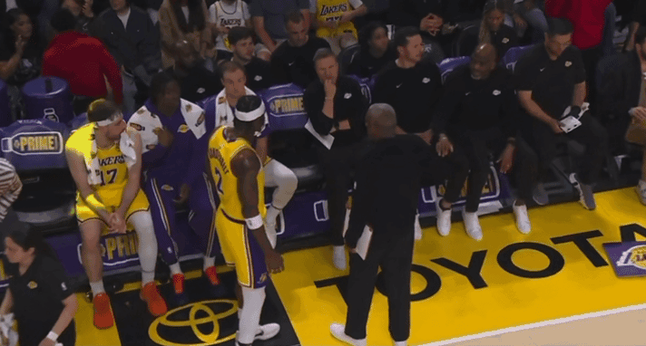 什么情况？范德比尔特和雷迪克发生口角 里夫斯和助教劝架将其拉开