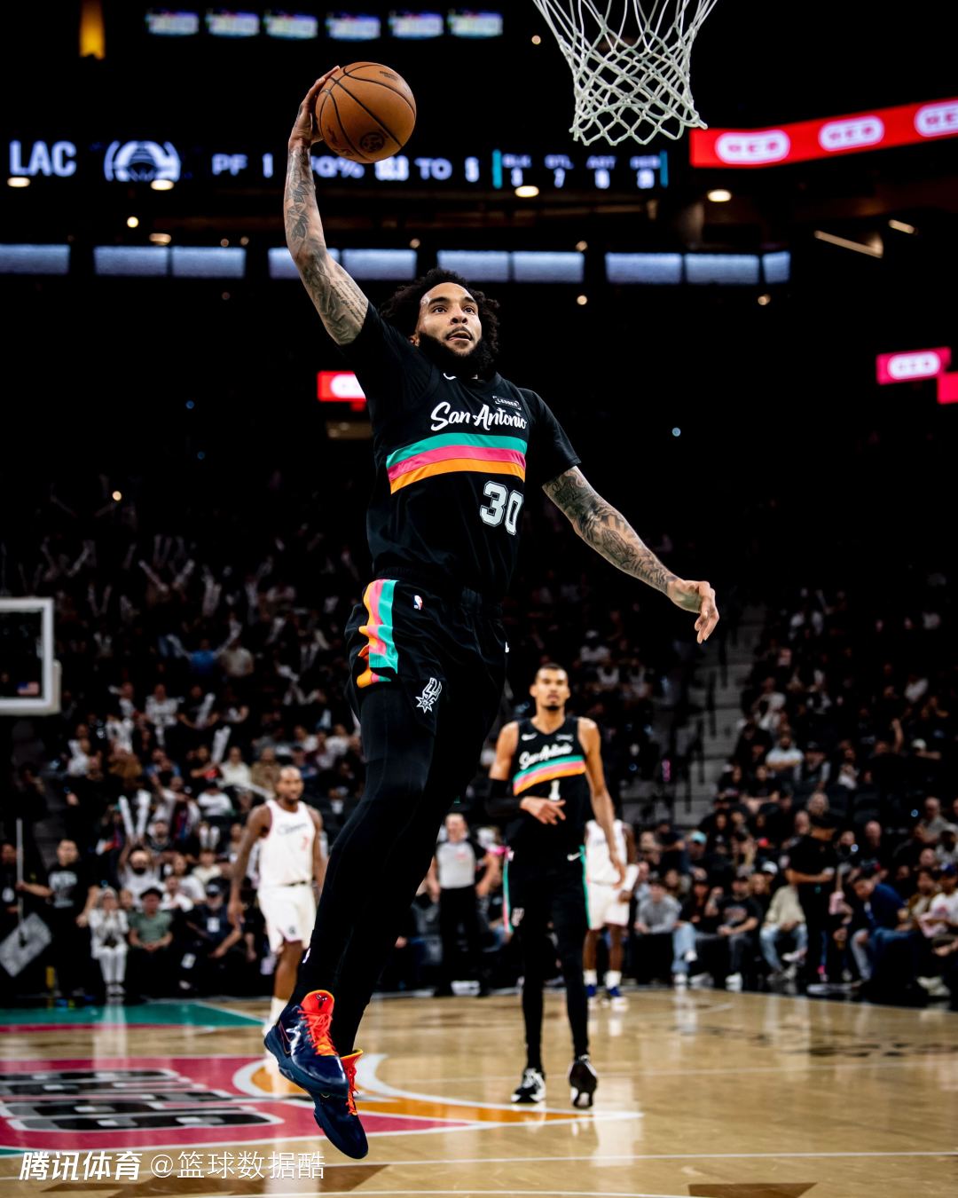 领着三百万年薪干着两千万的活儿 马刺神射手成为全队三分王