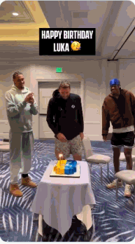 排面拉满！湖人全队赛前为东契奇庆祝27岁生日 老詹领唱生日歌