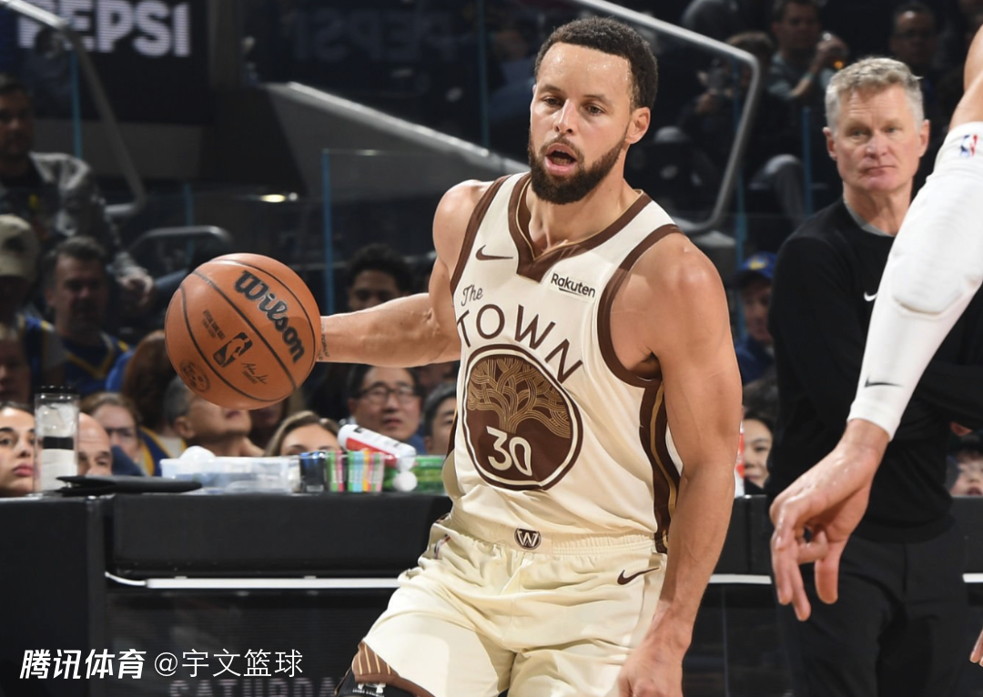 勇士无缘逆转惜败活塞！库里三节23分右膝酸痛伤退 一瘸一拐返回更衣室