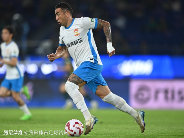 青岛西海岸官方：阿齐兹正式转会加盟 戴维森续约留队