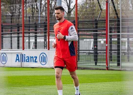 拜仁官方：乌尔赖希今重返训练场，伤后完成跑步训练