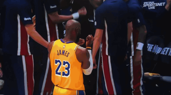 詹姆斯赛前朝掘金替补席比转动发条动作 随后缓缓竖出自己中指