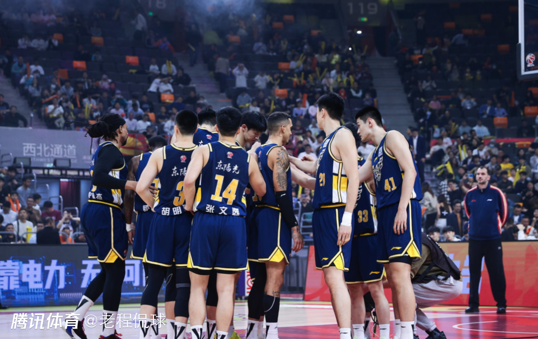 最后3秒对广东采用犯规战术裁判不吹 广州男篮主帅咆哮不满