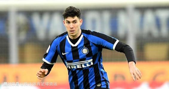 巴萨防线重构提速：锁定巴斯托尼为头号目标 阿劳霍稳居核心