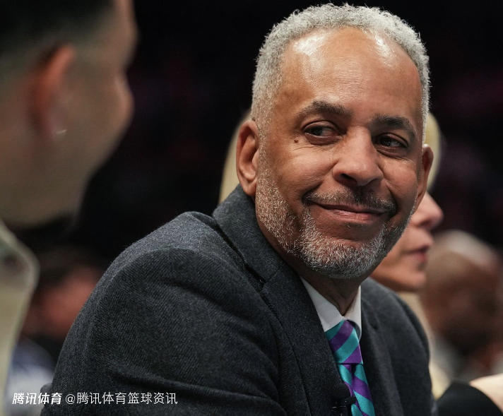 戴尔-库里黄蜂30号球衣退役！库里兄弟均到场 塞斯发言向老爹祝贺