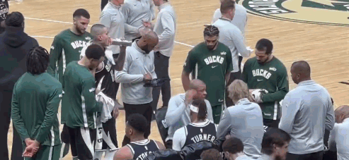 什么情况？雄鹿暂停字母哥疑似不听里弗斯讲解战术 也未参与全队碰拳