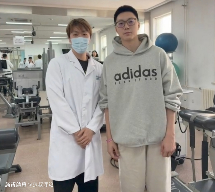 祝早日康复！胡明轩现身国家体育总局医院治疗膝盖引关注