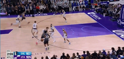 又伤了！浓眉防马尔卡宁时左手受伤 离场前因剧痛在球员通道弯腰