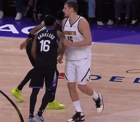 末节罚球21-3！爵士解说吐槽约基奇疯狂假摔：球馆里藏了个狙击手？