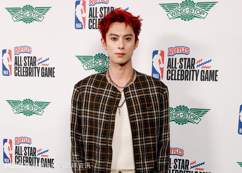 红发吸睛！腾讯NBA体验馆王鹤棣第三次出战全明星名人赛 造型亮眼现身赛场