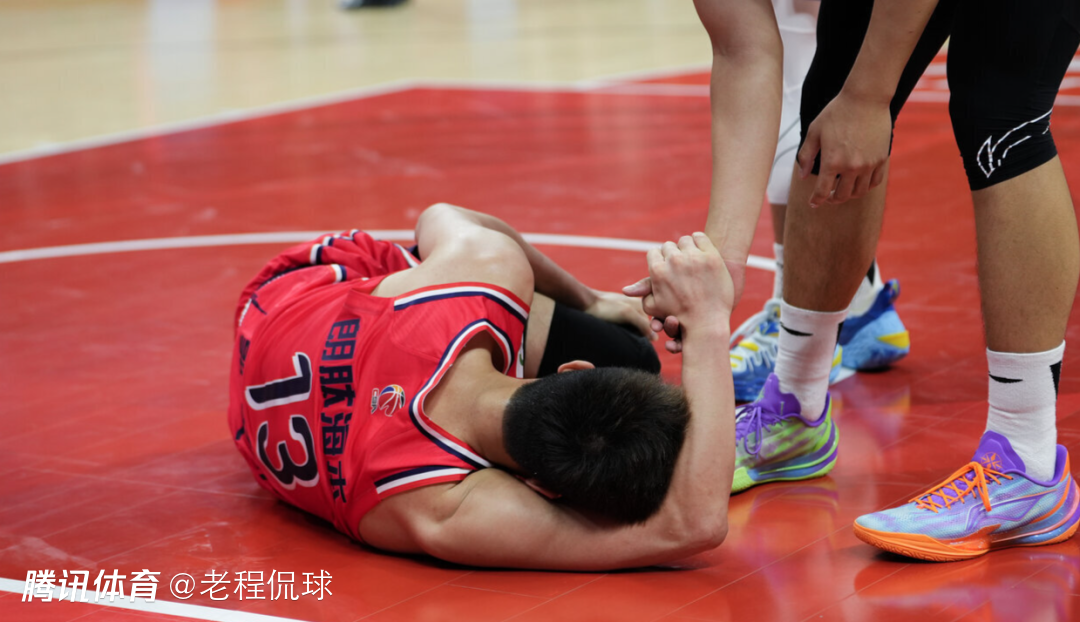 媒体人透露郭艾伦为何用毛巾掩面：受伤后哭了