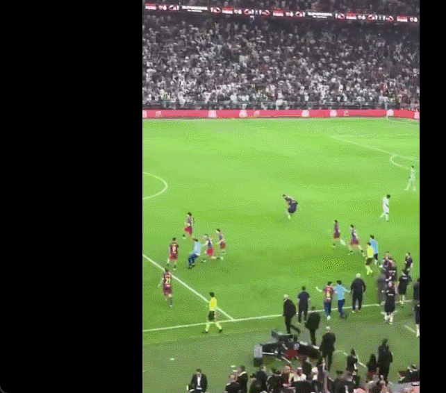 尴尬一幕！巴萨庆祝夺冠时 皇马小将居莱尔泄愤踢水瓶意外滑倒