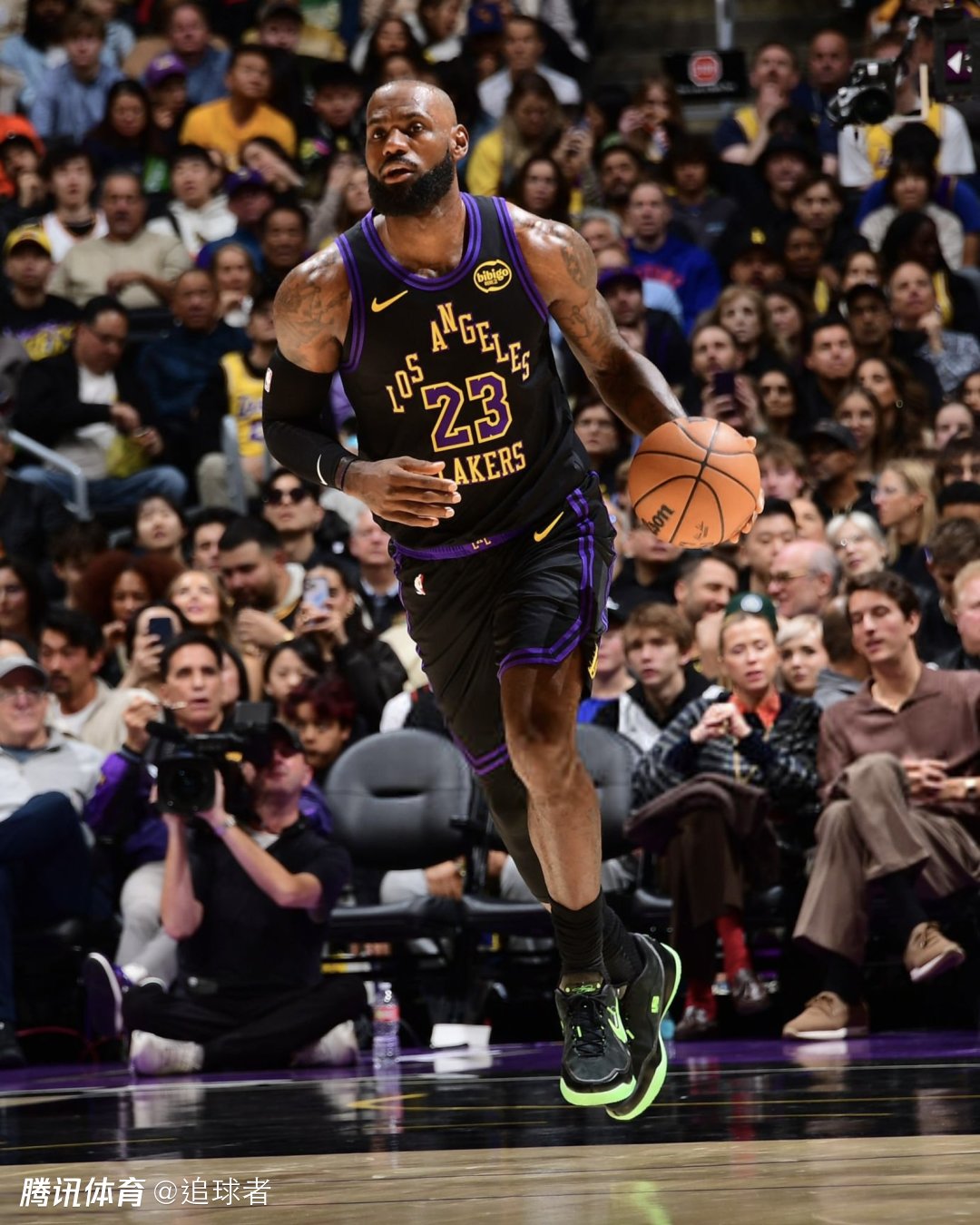 詹姆斯17分提前认输：17中6演砸41岁生日夜 末节溃败满脸失落