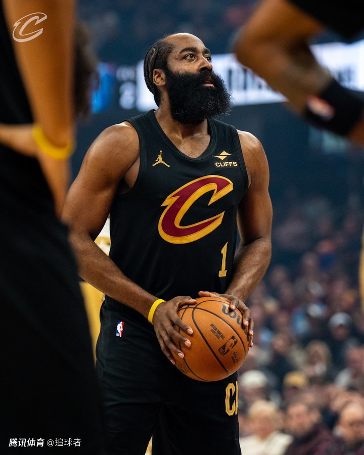 骑士主场首秀！哈登13+11化身指挥官 一队友爆发轰32+9三分