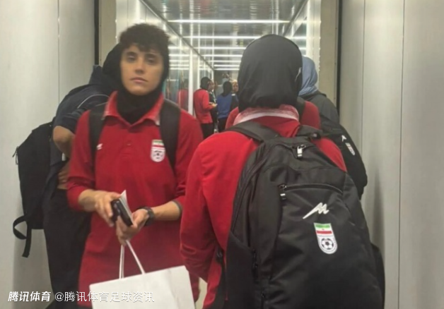 澳媒：伊朗女足离境时多人落泪相拥 澳大利亚警察证实有两人留下