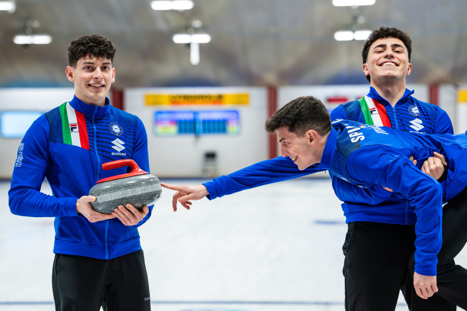 意男子冰壶晋级世青赛四强：看似摆造型，实则公开阴阳加拿大奥运违规