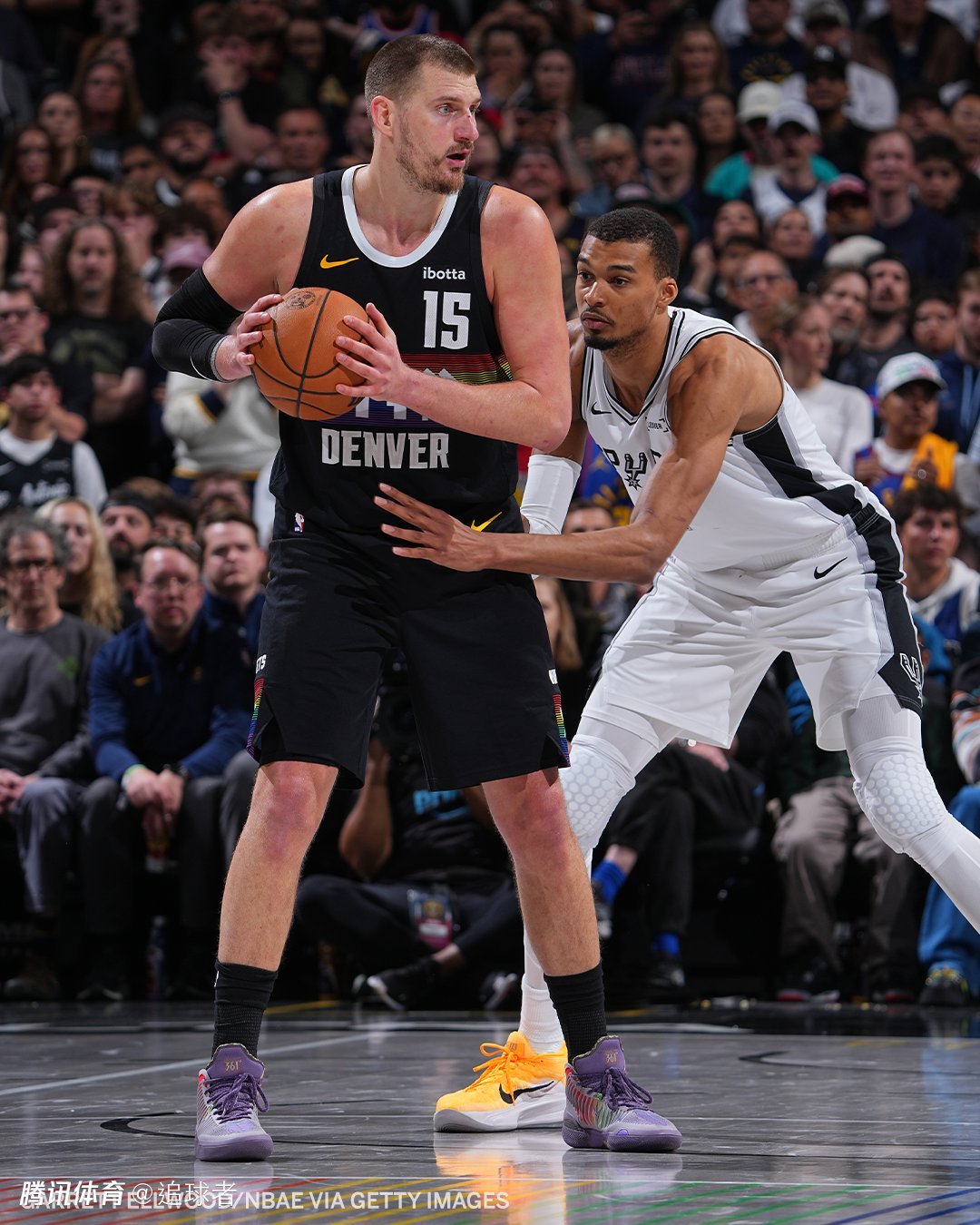 约基奇轻拍文班胸脯！双方回应再对决 约老师：他能改变篮球这项运动